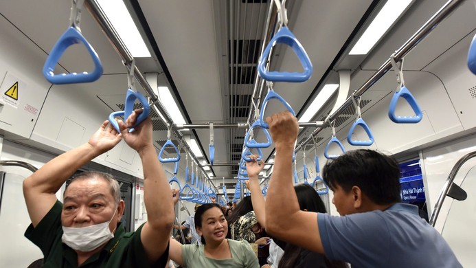 Hành khách thích thú trải nghiệm Metro số 1 trong ngày đầu tuần.