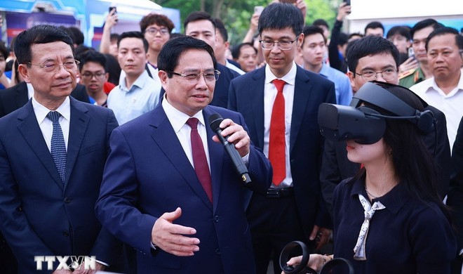 Thủ tướng Phạm Minh Chính tham quan trưng bày sản phẩm đổi mới sáng tạo và chuyển đổi số.” Ảnh: Dương Giang/TTXVN