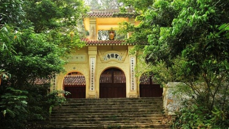 Cổng tam quan chùa Thánh Duyên trên núi Túy Vân.