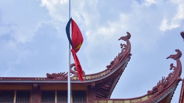 Cờ rủ tưởng niệm Tổng Bí thư Nguyễn Phú Trọng tại Việt Nam Quốc Tự - Trụ sở Ban Trị sự GHPGVN TP.HCM 