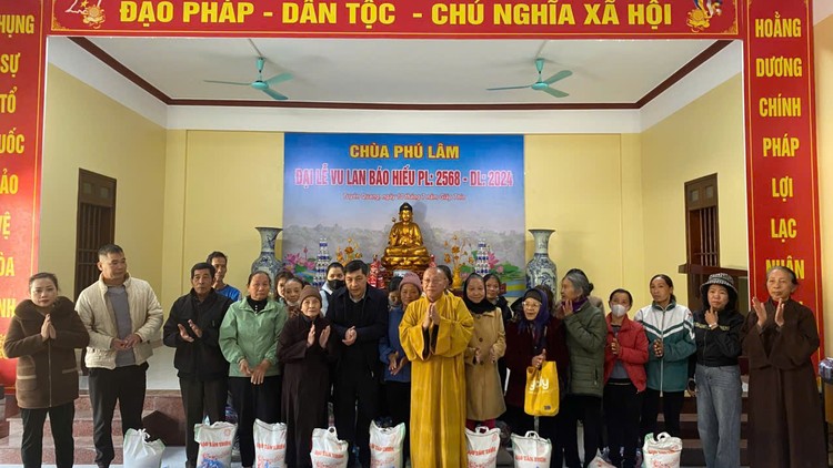 Chùa Phú Lâm (Tuyên Quang) trao quà đến người dân có hoàn cảnh khó khăn