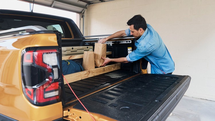 Tự chế vách ngăn thùng xe, giúp Ford Ranger linh hoạt hơn