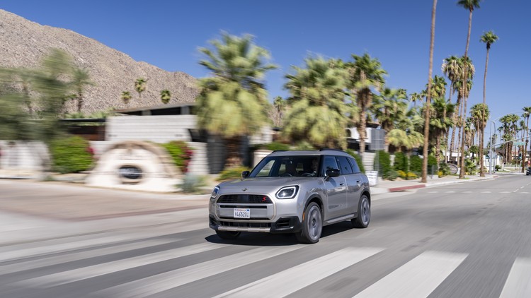 MINI Countryman hoàn toàn mới ra mắt tại Việt Nam