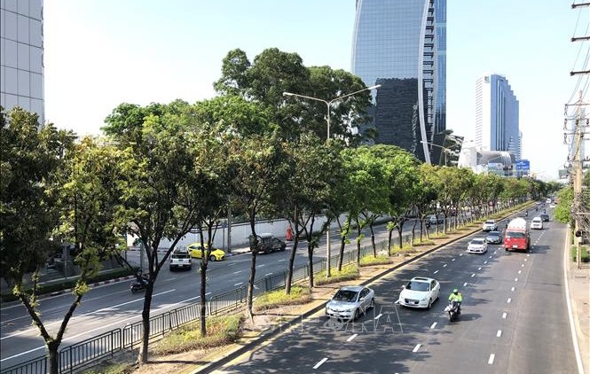 Tuyến đường Ratchadaphisek thường tắc nghẽn giao thông tại trung tâm thủ đô Bangkok của Thái Lan trở nên thông thoáng vào giờ cao điểm ngày cuối tuần do người dân hạn chế ra đường theo Sắc lệnh về tình trạng khẩn cấp. Ảnh minh họa: Ngọc Quang/PV TTXVN tại