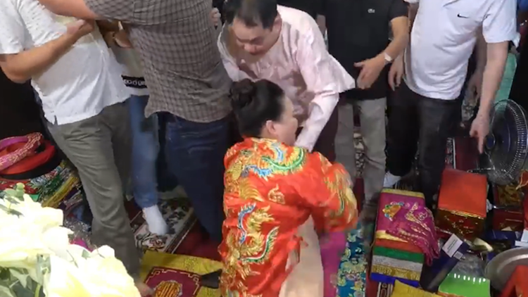 Phủ Dầy: Cô đồng bị thủ nhang hành hung dã man ngay khi đang hầu Thánh 