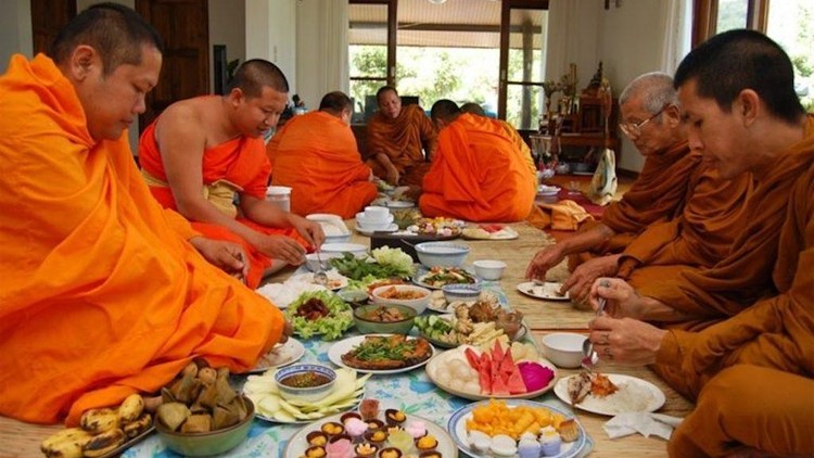 Lời Phật dạy về những lợi ích của việc ăn đúng giờ