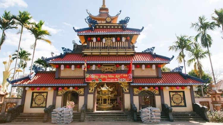 Cách trung tâm TP Pleiku hơn 15 km về phía Bắc, chùa Bửu Minh tọa lạc tại xã Nghĩa Hưng (huyện Chư Păh) là một trong những ngôi chùa xuất hiện đầu tiên ở Gia Lai.