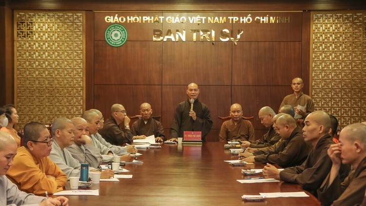Thượng tọa Thích Trí Chơn chủ trì buổi họp.