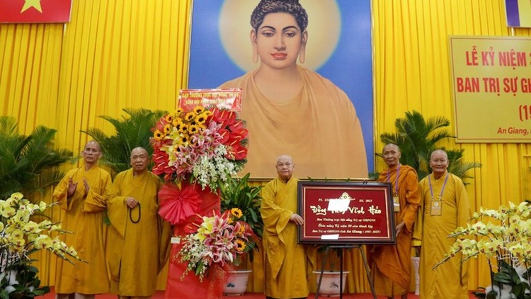 Trung ương Giáo hội tặng hoa và khánh vàng chúc mừng GHPGVN tỉnh An Giang.