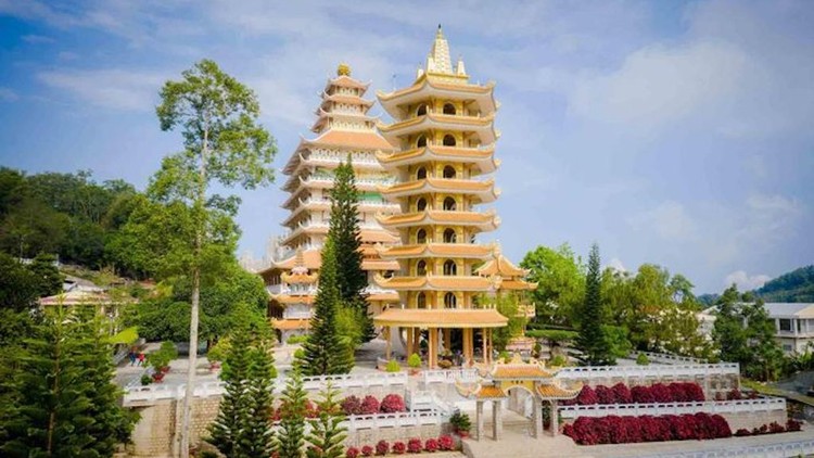 Chùa Vạn Linh nằm trên đỉnh núi Cấm (tỉnh An Giang).