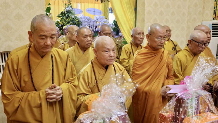 Chư tôn giáo phẩm dâng nén tâm hương tưởng niệm Giác linh Trưởng lão Hòa thượng Thích Giác Quang.