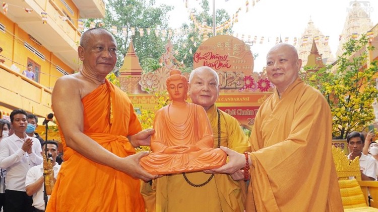 Hòa thượng Thích Thiện Nhơn, cùng Hòa thượng Thích Lệ Trang tặng tượng Phật chúc mừng Tết cổ truyền Chôl Chnăm Thmây đến Hòa thượng Danh Lung.