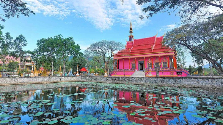 Ngôi chùa có sắc hồng rực rỡ, nổi bật giữa không gian xanh biếc.