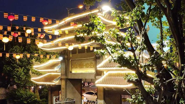 Cổng chùa Vĩnh Nghiêm vốn rất nổi tiếng vì được di dời mà không phải phá bỏ như công trình thông thường khi mở rộng đường.