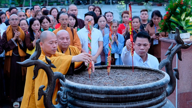 BTC chương trình 'Vu Lan - Đạo hiếu và dân tộc năm 2023' dâng hương tại nghĩa trang Hàng Dương