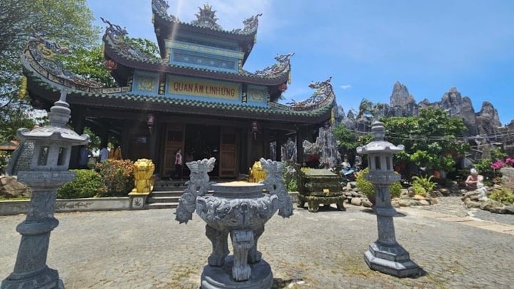 Ngôi chùa luôn mang trong mình vẻ thanh thoát và yên tịnh.