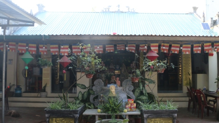 Trải qua thời gian dài xây dựng, chùa Hương Long có nhiều dấu hiệu xuống cấp, hiện đang được gia cố bằng mái tôn phía trên.