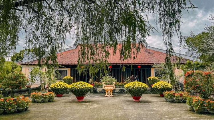 Chính điện chùa Thập Tháp.