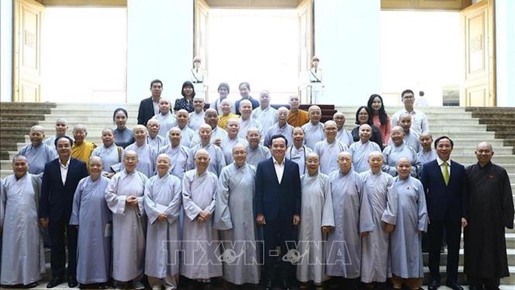 Phó Thủ tướng Trần Lưu Quang với các đại biểu Ni giới tiêu biểu của Giáo hội Phật giáo Việt Nam. 
