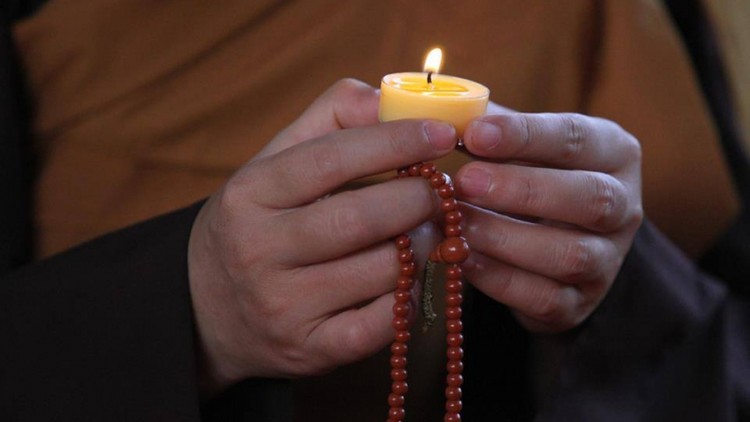 Triết lý người mù thắp đèn và công đức cúng dàng đèn