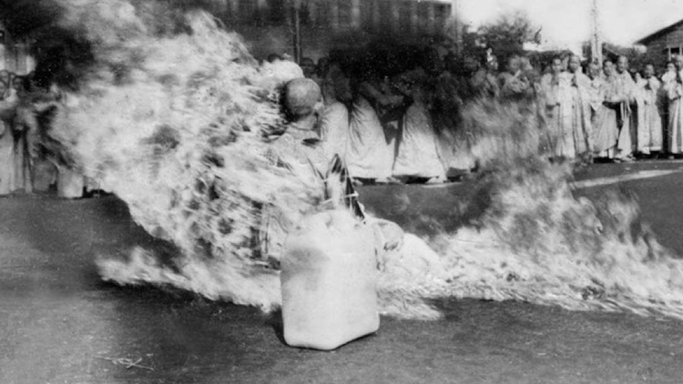 Lửa rừng rực bao kín thân Bồ-tát Thích Quảng Đức và bốc lên cao như một bó đuốc sống.