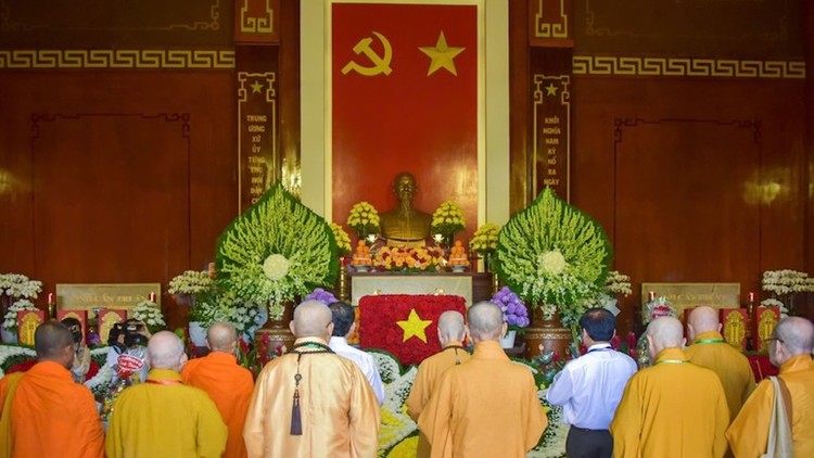 Đức Pháp chủ, chư tôn đức Phật giáo TP.HCM cùng quý vị lãnh đạo TP.HCM và huyện Hóc Môn dâng hương tưởng niệm tại đền thờ Ngã ba Giồng.