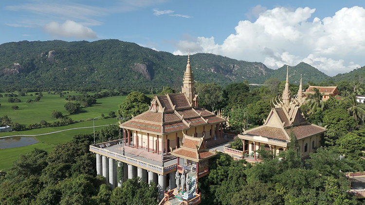 Chùa Tà Pạ có kiến trúc độc đáo nằm trên đồi Tà Pạ.