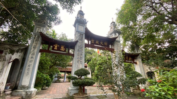 Cổng Tam quan Chùa Láng.