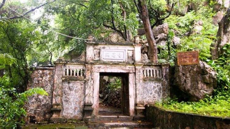 Cổng chùa Vô Vi được xây dựng bằng đá.