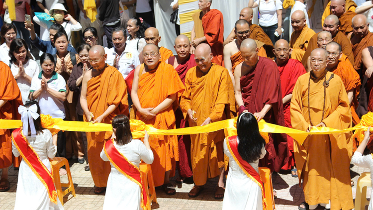 Nghi thức cắt băng khánh thành.