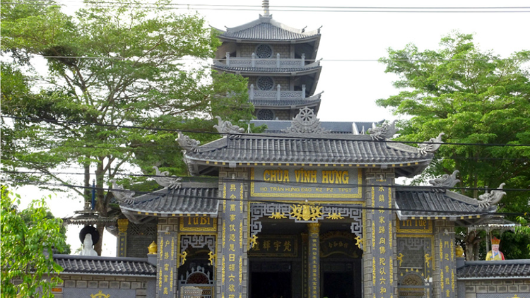 Ngôi chùa làm từ hàng chục nghìn viên đá nguyên khối ở Sóc Trăng