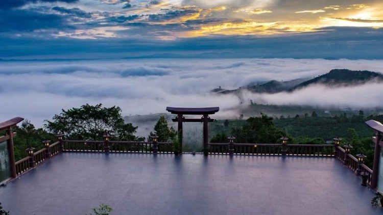 Lâm Đồng: Ngôi chùa trên mây đẹp đến ngỡ ngàng 