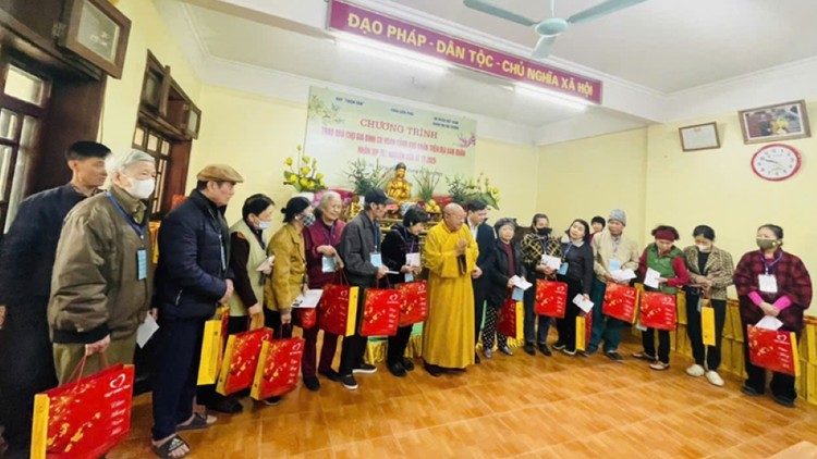 Chùa Liên Phái (Hà Nội) trao quà từ thiện nhân kỷ niệm ngày Đức Phật thành đạo