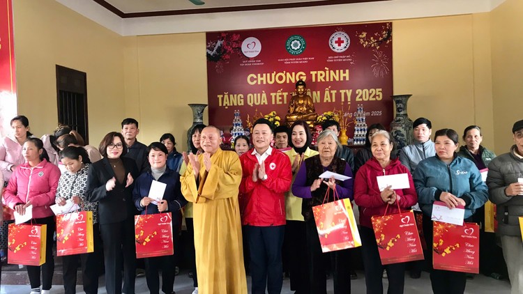 Tuyên Quang: Trao 1.500 phần quà tới bà con có hoàn cảnh khó khăn tại chùa Phú Lâm