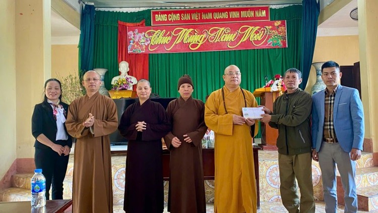 Phật giáo tỉnh Hải Dương tặng quà Tết đến bệnh nhân tại trại phong huyện Chí Linh