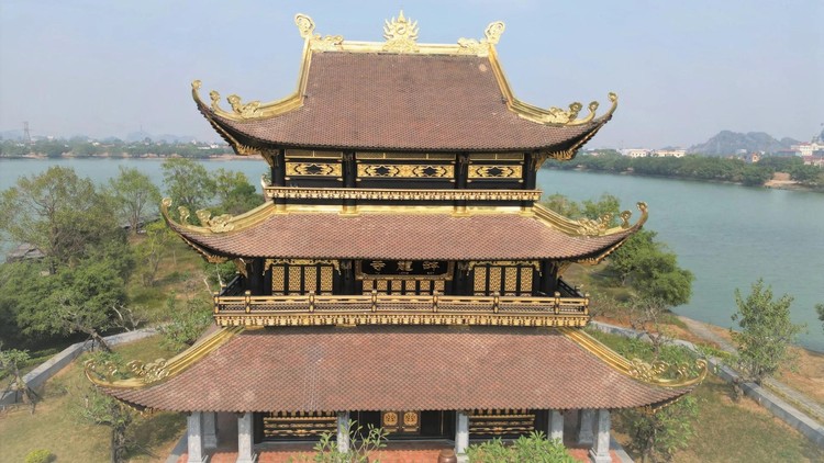 Chiêm ngưỡng ngôi chùa dát vàng óng ánh nổi giữa lòng hồ ở thành phố di sản