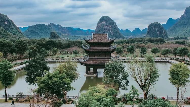 Vẻ đẹp trầm mặc của chùa Tam Chúc ở Hà Nam