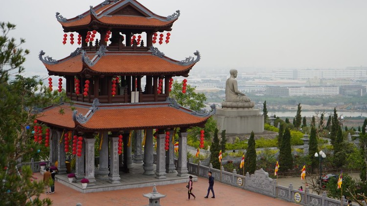 Cảnh sắc thanh bình chùa Long Hoa trên đỉnh núi Voi.