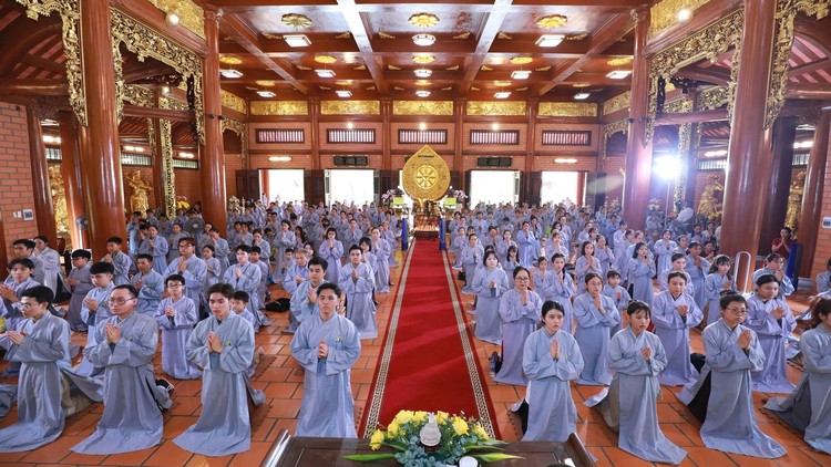 Chùa Thiên Quang Bình Dương: Hơn 300 Phật tử quy y hướng về Vesak thiêng liêng