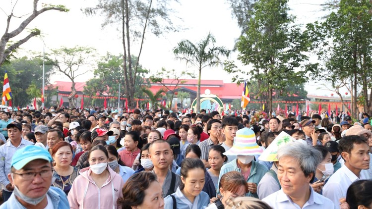 Người dân kiên nhẫn đứng xếp hàng chờ đến lượt để thành tâm chiêm bái Xá lợi Đức Phật.