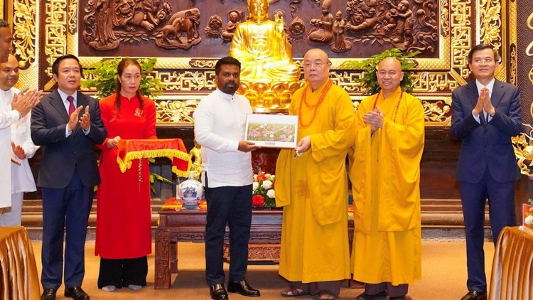 Liên Hoa Tịnh Cảnh - Bức tranh quý được GHPGVN chọn làm món quà tặng Tổng thống Sri Lanka