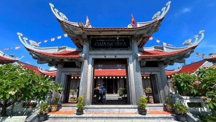 Chùa Đá Tây A lặng lẽ tựa đóa sen bung nở nơi đảo xa