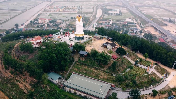 Toàn cảnh chùa Cao trên đỉnh Mã Lim.