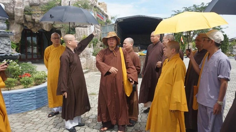 Thượng tọa Thích Thông Đạo báo cáo công tác tổ chức cung rước, tôn trí Xá lợi Phật.