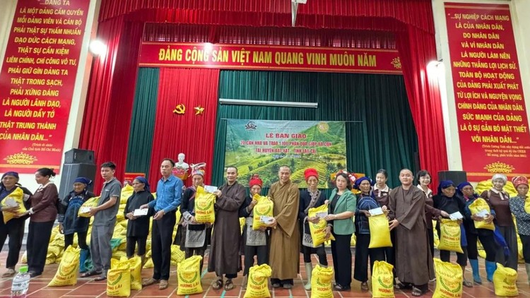 Ban Văn hóa GHPGVN TP.HCM và tu viện Khánh An trao tặng nhà và quà tại Lào Cai