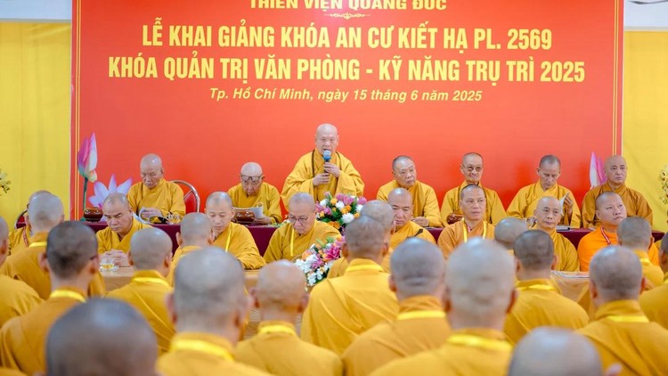 Trưởng lão HT.Thích Thiện Nhơn giáo giới.