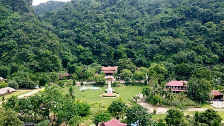 Toàn cảnh khu danh thắng Bàn Bù.Cổng Thiền tự Trúc Lâm Bàn Bù.