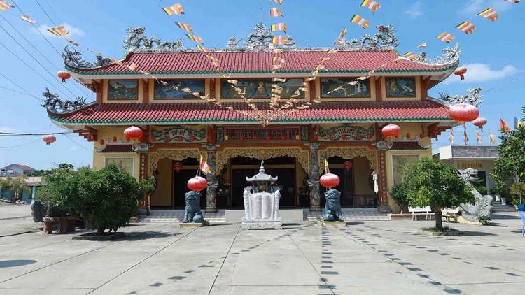 Chùa Long Hoa từng là cơ sở bí mật giữa vùng sình lầy hiểm trở của Nhà Bè xưa, là nơi nuôi giấu cán bộ cách mạng và là điểm liên lạc của lực lượng du kích địa phương.