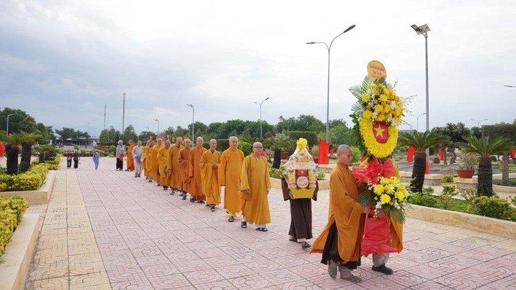 Phật giáo Khánh Hòa viếng nghĩa trang liệt sĩ Ninh Thuận