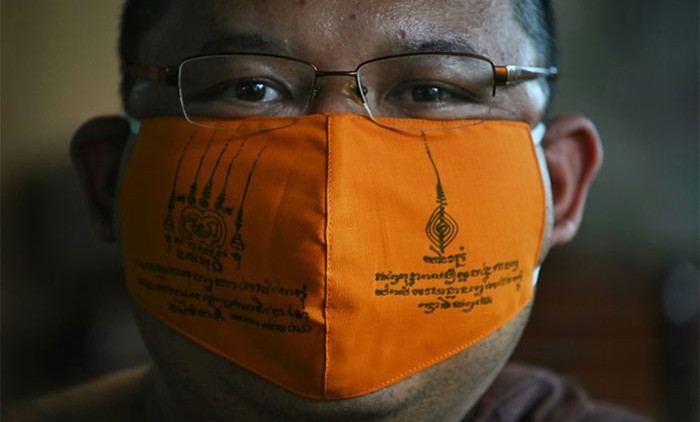 Khẩu trang từ nhựa tái chế do các sư thầy ở chùa Chak Daeng sản xuất. (Ảnh: AFP).